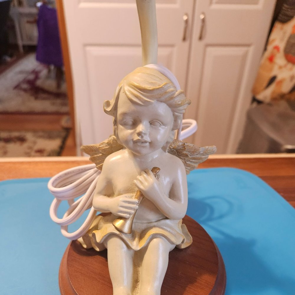 sweet angels lamp no shade great for baby or Childs room.made from resin